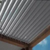 Pergola bioclimatique équipée de mécanismes SUNDIY 20 mm et lames en aluminium coloris RAL 9006